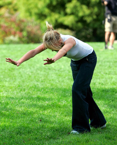 cameron diaz handstand 2 big Acrobati al parco