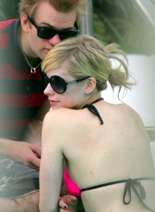 avril lavigne bikini 1 08 Avril al mare non si mostra in bikini