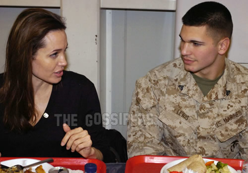 angelinairaq2 Angelina Jolie in Iraq