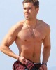 zac spiaggia11 80x100 FOTO GALLERY: Zac Efron mette in mostra il fisico!