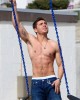 zac spiaggia12 80x100 FOTO GALLERY: Zac Efron mette in mostra il fisico!