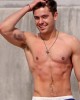 zac spiaggia4 80x100 FOTO GALLERY: Zac Efron mette in mostra il fisico!