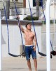 zac spiaggia5 80x100 FOTO GALLERY: Zac Efron mette in mostra il fisico!