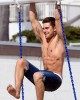 zac spiaggia6 80x100 FOTO GALLERY: Zac Efron mette in mostra il fisico!