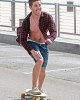 zac spiaggia8 80x100 FOTO GALLERY: Zac Efron mette in mostra il fisico!