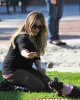 duff parco2 80x100 FOTO GALLERY: Hilary Duff al parco in dolce attesa