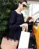 anne miami shopping 80x100 FOTO GALLERY: Anne Hathaway sotto il sole di Miami