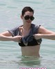 miami anne riveste 80x100 FOTO GALLERY: Anne Hathaway sotto il sole di Miami