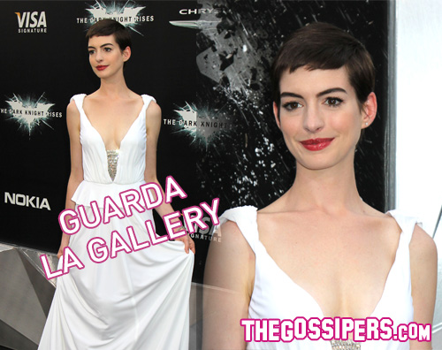 anne gallery Anne Hathaway in bianco per la premiere di The Dark Knight Rises