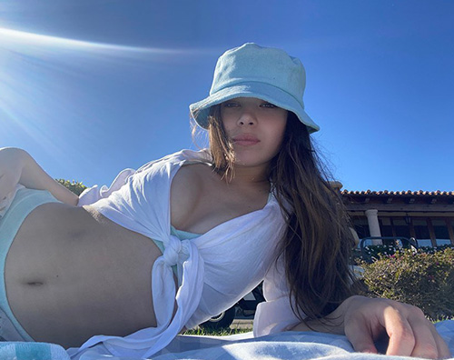 Hailee Steinfeld, relax sotto il sole