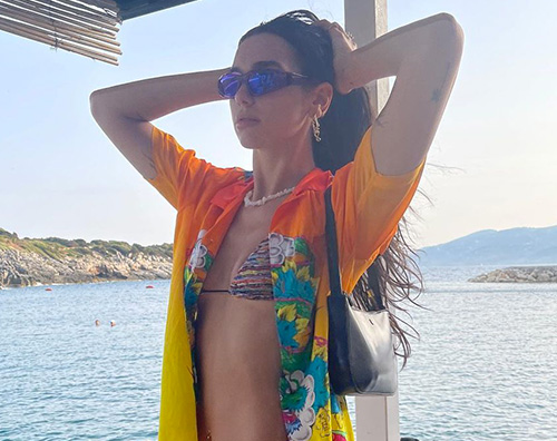 dua lipa Dua Lipa sfoggia il bikini in Albania