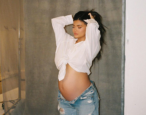 kylie jenne Kylie Jenner torna mostrare il pancino sui social